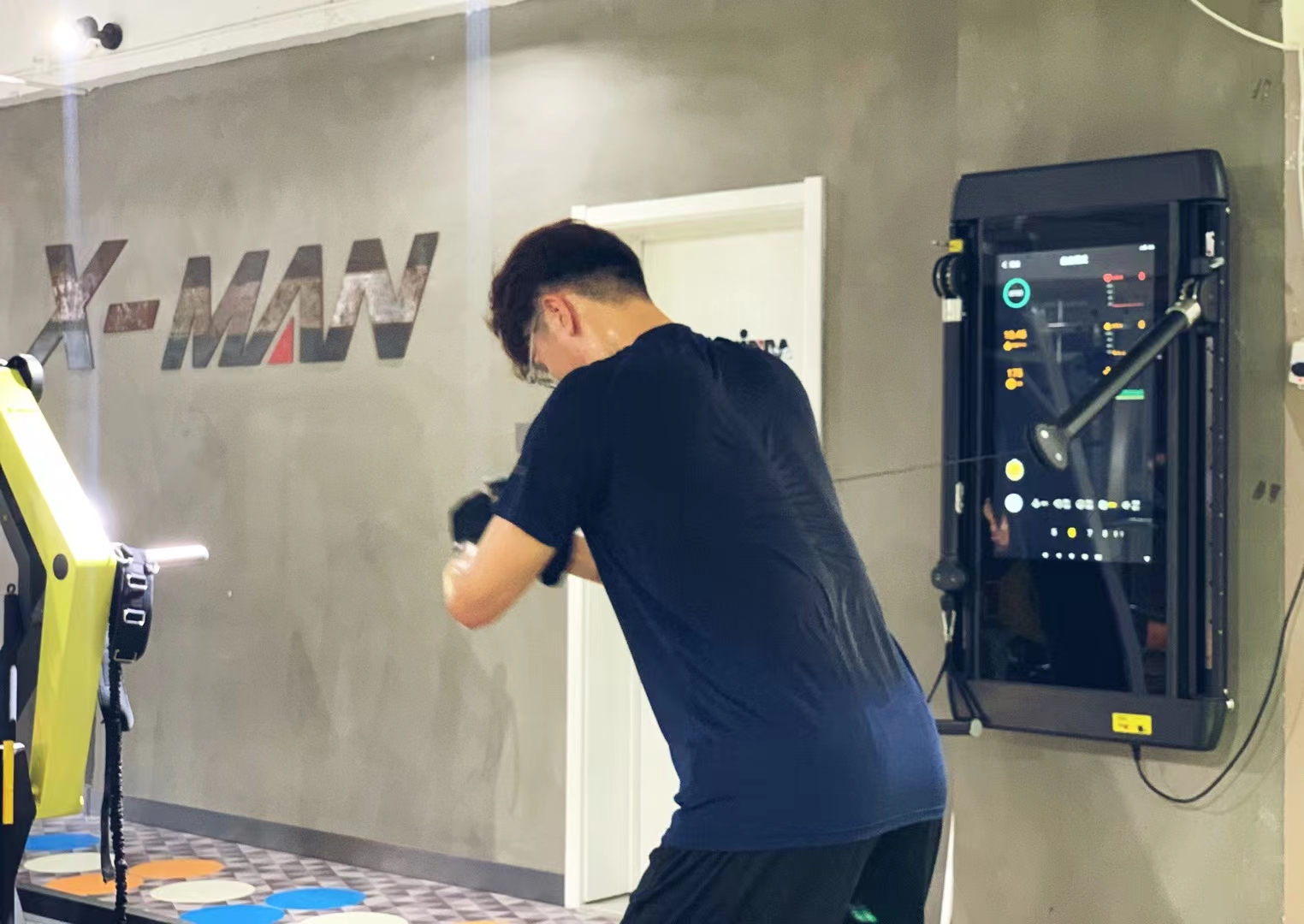 Pantalla táctil LED interactiva con espejo inteligente para ejercicios con aplicación Entrene con confianza usando nuestra pantalla interactiva integrada de 24 pulgadas.Elija un programa y sígalo mientras un entrenador lo motiva en cada entrenamiento.