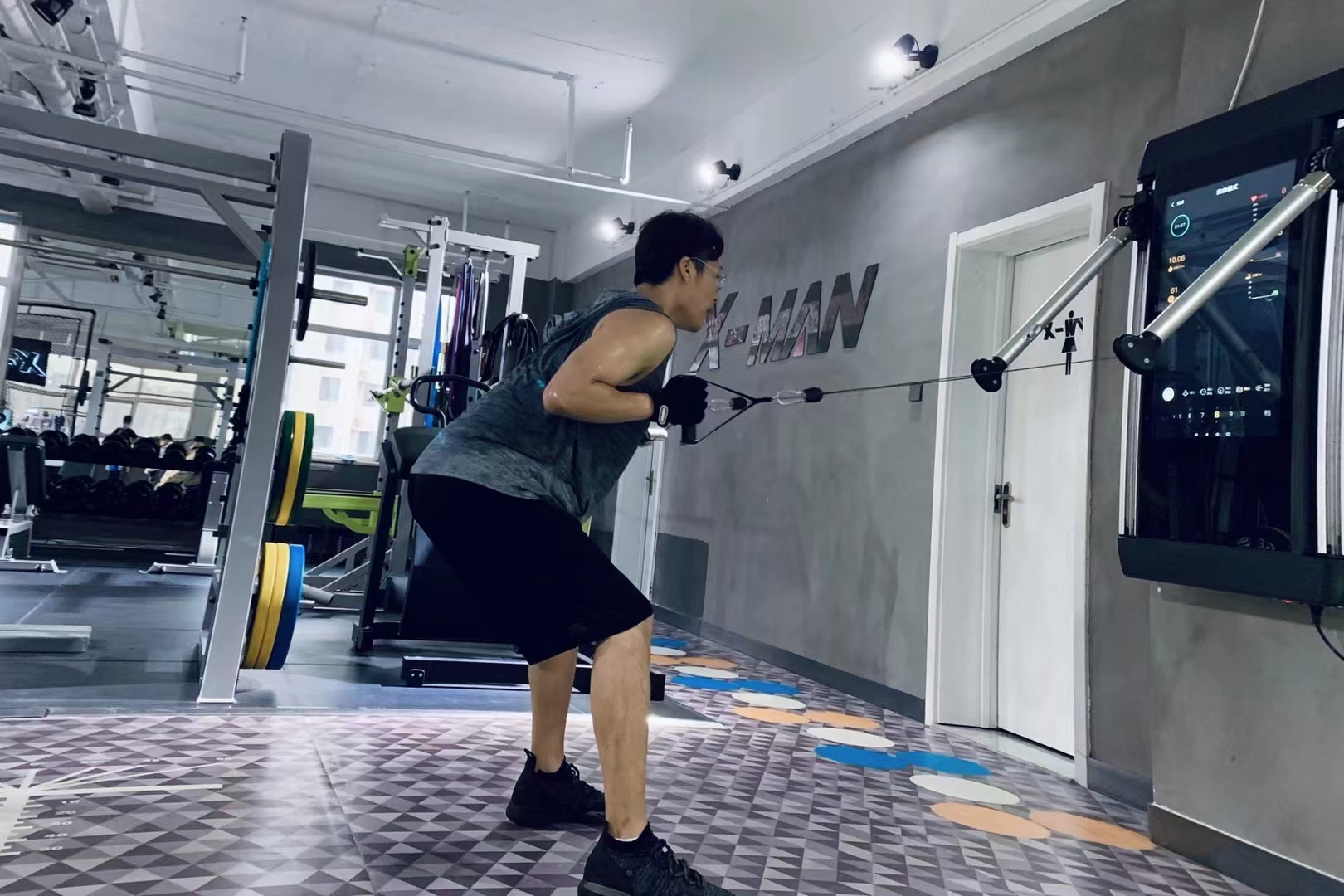 Guarde su entrenamiento para usted Agregue docenas de movimientos adicionales y aproveche al máximo sus pesas digitales con nuestro kit de accesorios inteligentes.Con nuestras empuñaduras y barras inteligentes, las pesas se pueden activar de forma inalámbrica con solo hacer clic en un botón, para que pase menos tiempo preparándose y más tiempo fortaleciéndose.