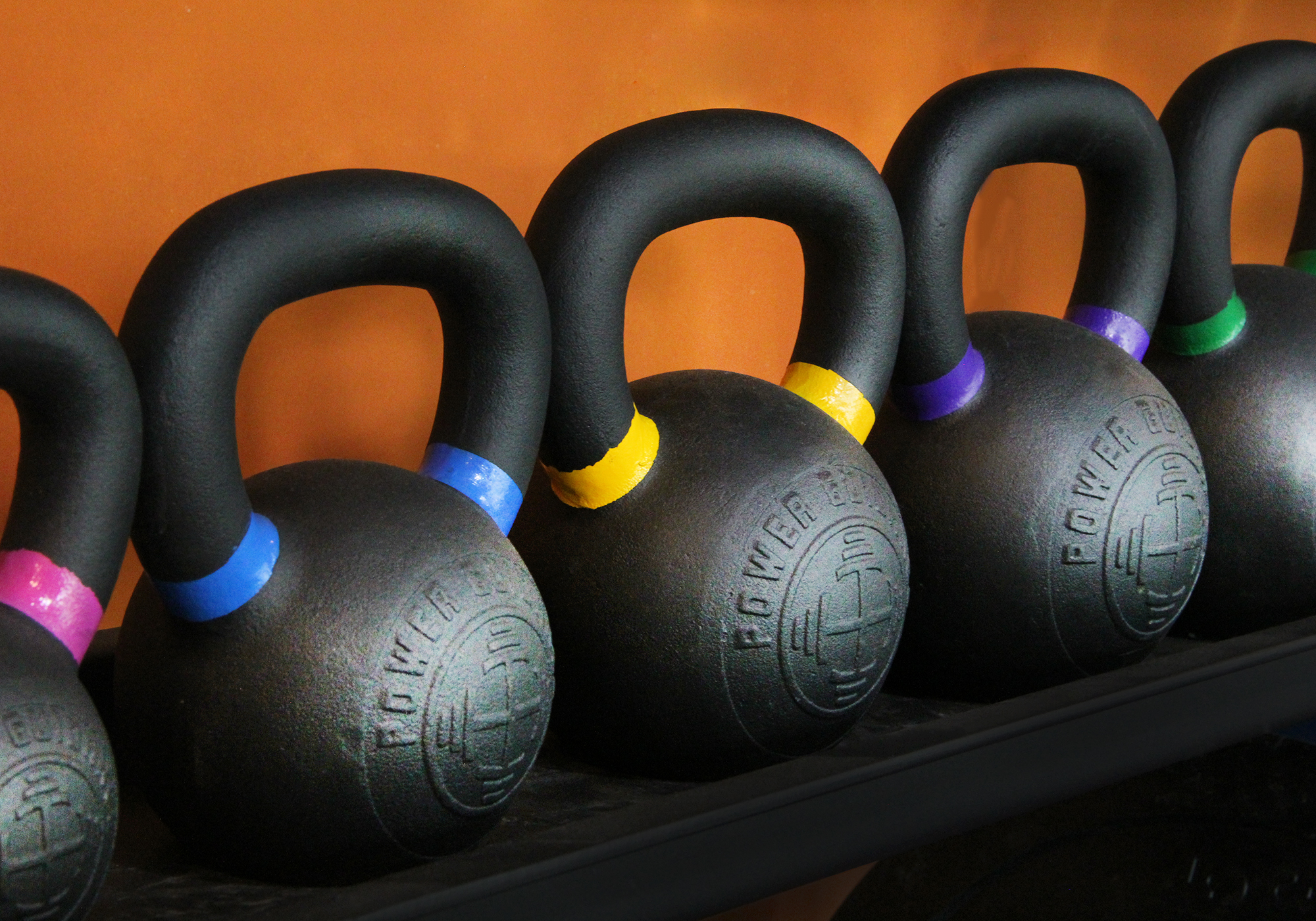 Kettlebell Material Premium Comenzamos con el mineral de hierro de primera corrida de la más alta calidad disponible, no con chatarra.