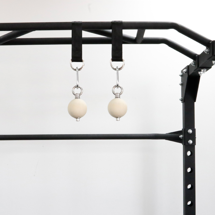 Bola de alta calidad especialmente diseñada con madera de fresno resistente y herrajes resistentes de grado industrial.El paquete incluye: bolas de agarre x 2, mosquetones x 2, correas colgantes x 2.
