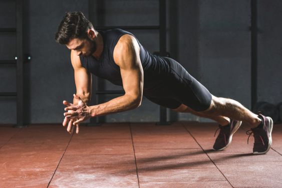 Sin embargo, vale la pena rotar las barras para flexiones, ya que pueden ser más eficientes que las barras regulares para flexiones, y es posible que requiera algo de práctica para acostumbrarse. 