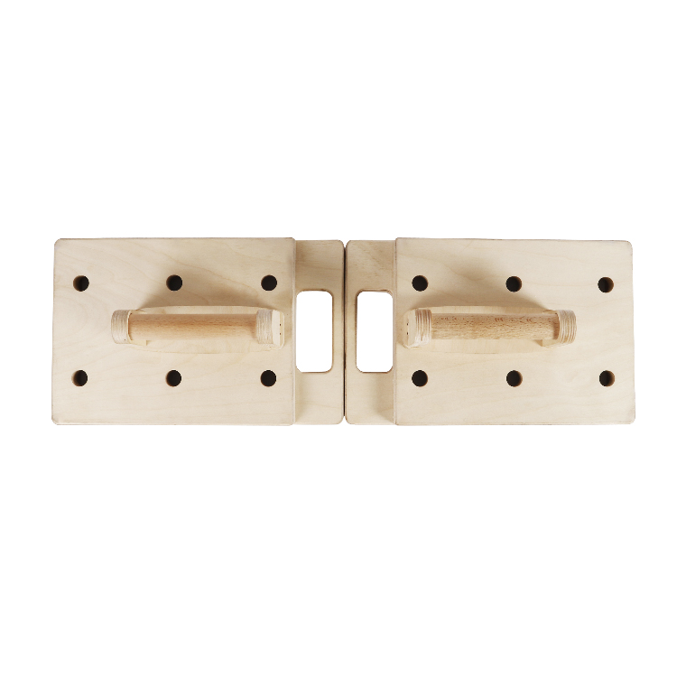 Agarre cómodo y fuerte Los bordes son redondeados, cómodos de agarrar y agradables a la piel para garantizar la seguridad del entrenamiento.Cada orificio para los dedos mantiene el corte original y la superficie sin recubrimiento de la madera, lo que garantiza un excelente agarre.