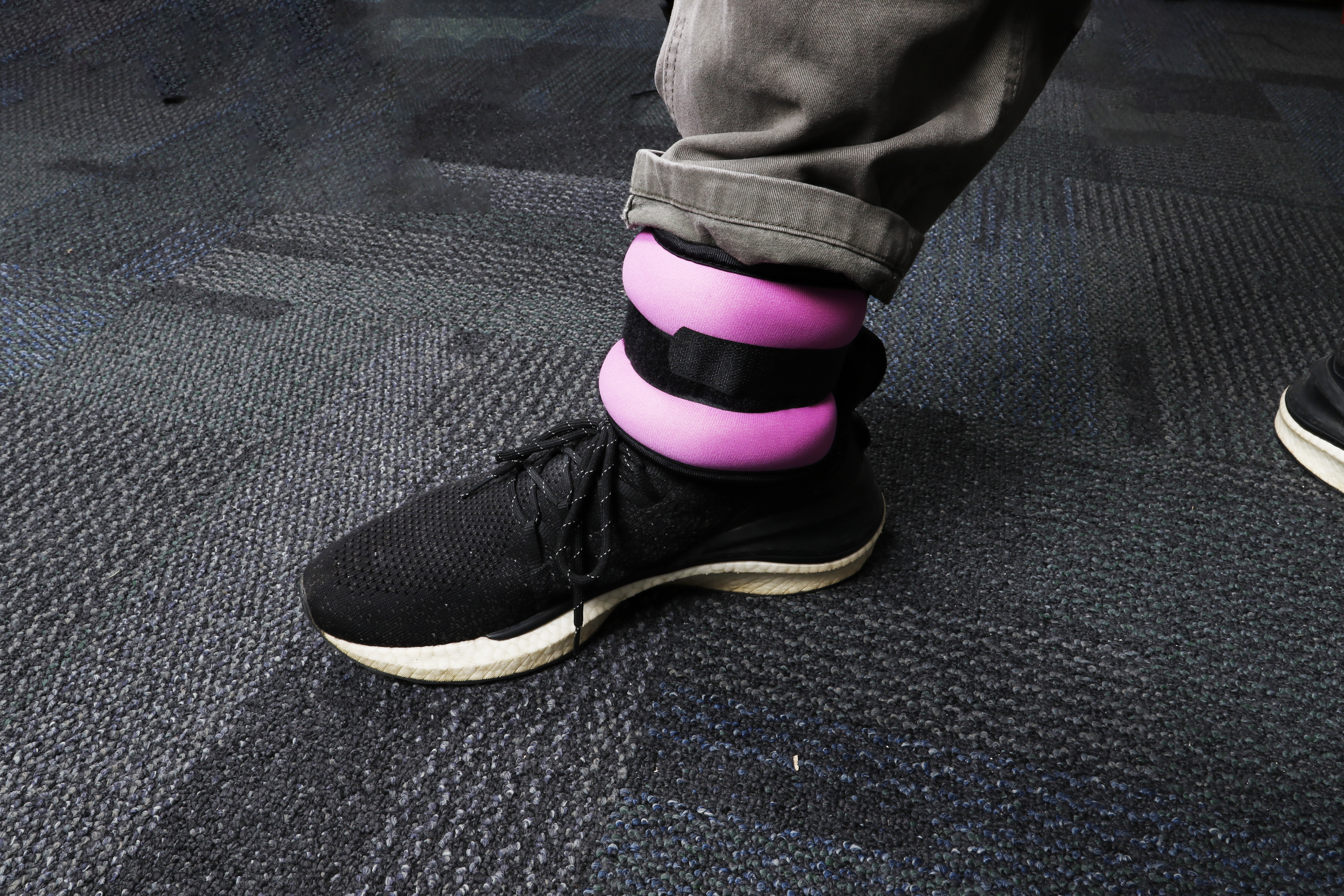 AMPLIA GAMA DE OPCIONES DE ENTRENAMIENTO Use estas pesas para muñecas y tobillos mientras corre, camina, anda en bicicleta, hace ejercicios aeróbicos, yoga, pilates, boxeo y otros ejercicios para crear un entrenamiento más desafiante agregando resistencia a sus brazos, muñecas, tobillos o piernas.Aumenta la fuerza de la parte superior e inferior del cuerpo, rehabilita los músculos y mejora el equilibrio y la coordinación durante los ejercicios físicos.